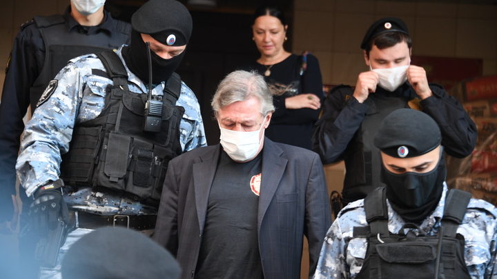 Суд удовлетворил прошение Ефремова. Актёр останется в колонии
