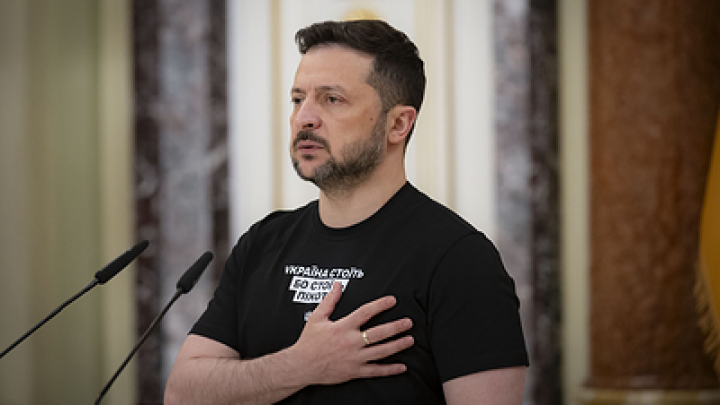 Чешский делегат Копечный встретил Зеленского в носках с горящим Кремлем