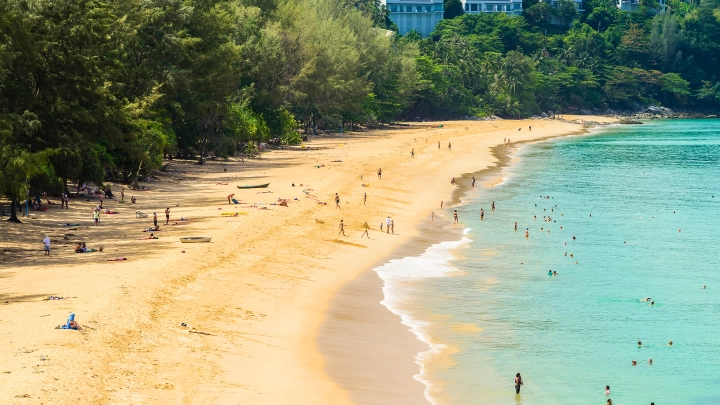 Пляжи Шри-Ланки залило мазутом после взрыва танкера у берегов Омана