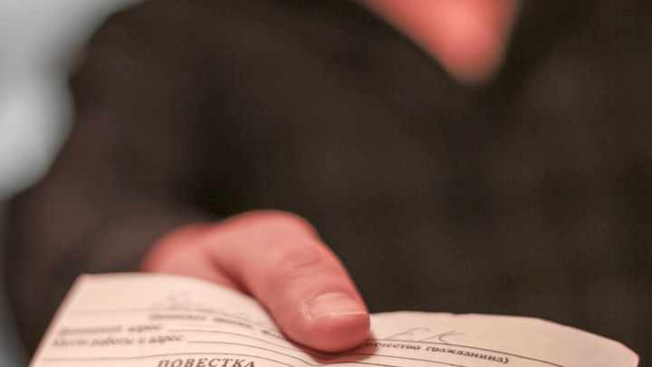 В Калужской области не вставший во время гимна депутат получил повестку