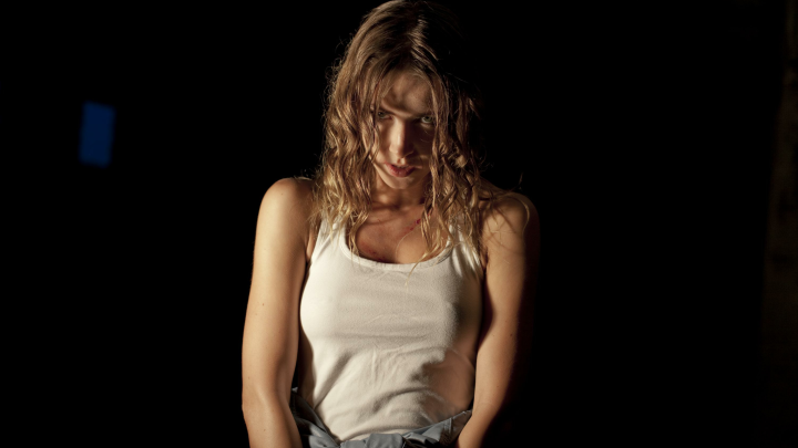 Били плёткой и водили на кладбище: В Петербурге сотрудников принуждали к диким тренингам