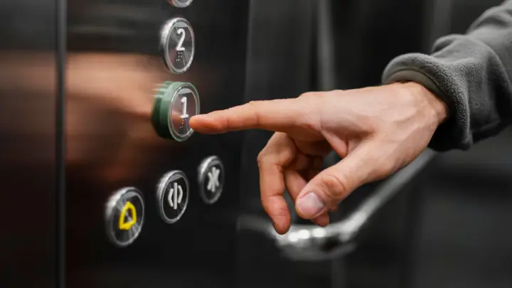 Новая фобия: челябинка с ребенком оказалось запертой в подвале из-за лифта