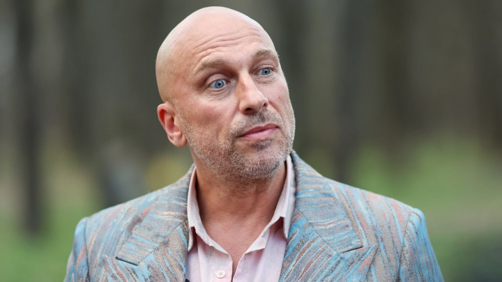 Лю-ю-б-а-а! Какая война!?: Нагиев попал в неудобное положение. Что там с двумя стульями?