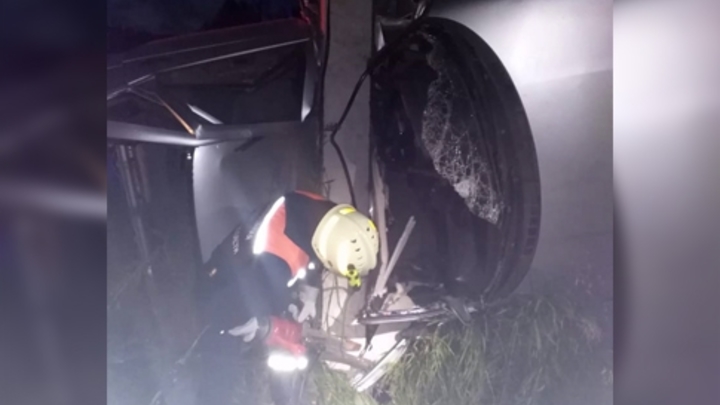 В Миассе бесправник въехал в столб и застрял в машине