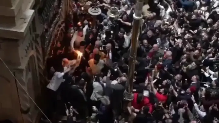 Это – явный Божий знак: Благодатный огонь сошёл в храме Гроба Господня в Иерусалиме