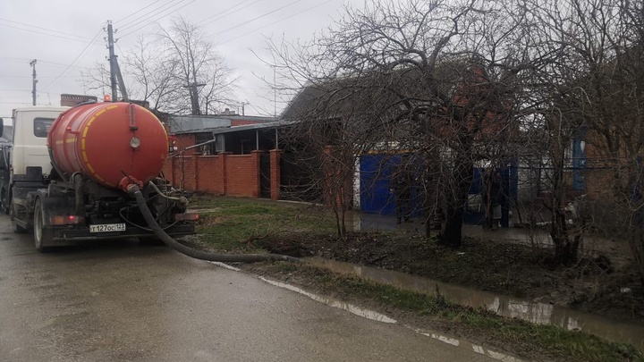 В Славянске-на-Кубани сильный ливень подтопил 20 придомовых территорий