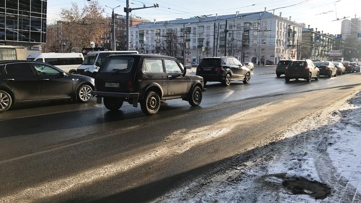 Кто и зачем снова посыпает тротуары солью в Челябинске