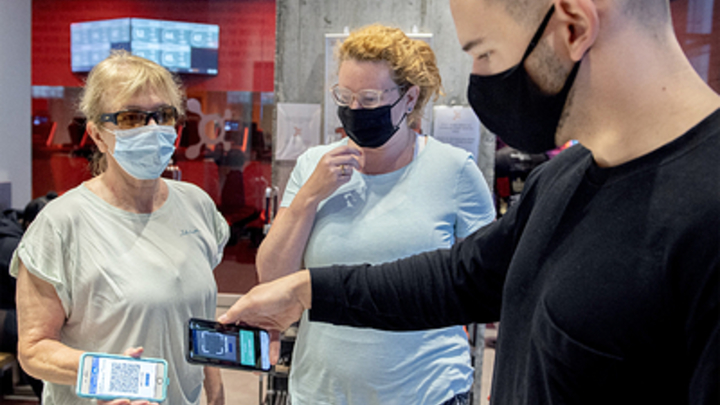 В Самаре пенсионеров без QR-кодов не пустили в продуктовый магазин