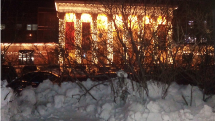 В Новосибирске дорожники завалили снегом тротуар у кинотеатра «Победа»