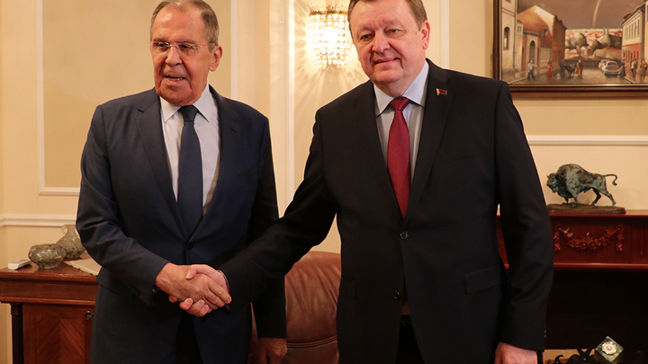 Глава МИД Лавров неожиданно прилетел в Минск