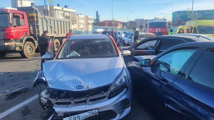 В Сочи столкнулись 10 автомобилей. Погиб водитель KIA