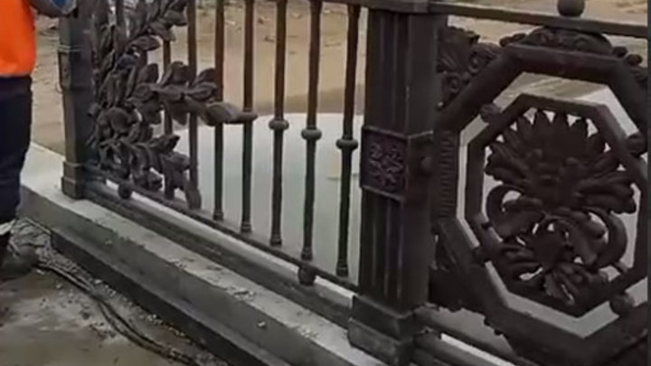 В Новосибирске исторические ограждения Октябрьского моста меняют на новодел