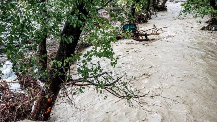 Дожди с градом и подъёмы рек: второй день подряд непогода бушует на Кубани
