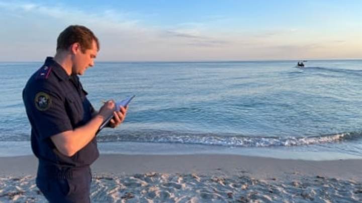 В Крыму двоих детей на матрасе унесло в море