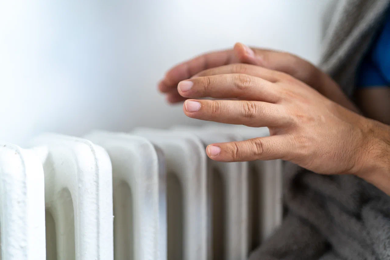 Школьники носят с собой обогреватели, город перекопан: В Подмосковье люди сидят без отопления и горячей воды