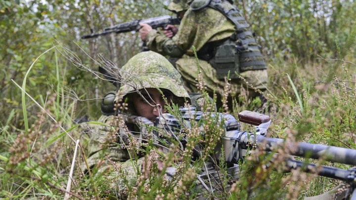 Боевики ВСУ устроили фотосессию на фоне расстрелянного села в Белгородской области — Readovka