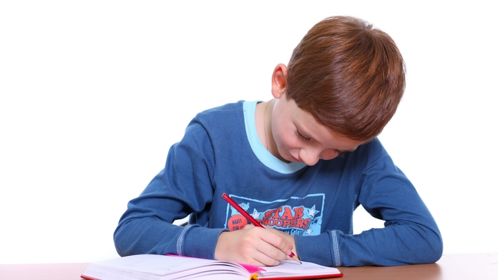 Плохой почерк? Ребёнок не виноват. В каких случаях причина кроется в проблемах со здоровьем?