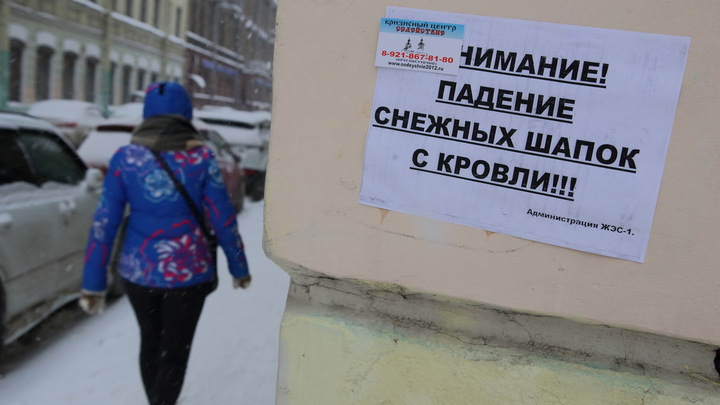 В Нижнем Новгороде сошедшая с крыши дома лавина  снега едва не упала на женщину