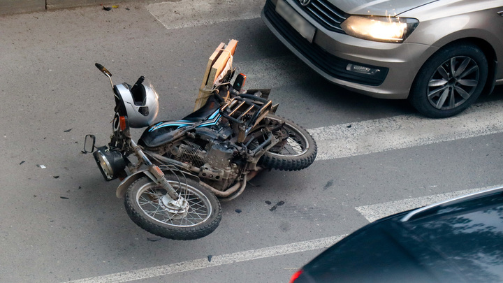 В Самаре столкнулись автомобиль и мотоцикл. Есть пострадавшие