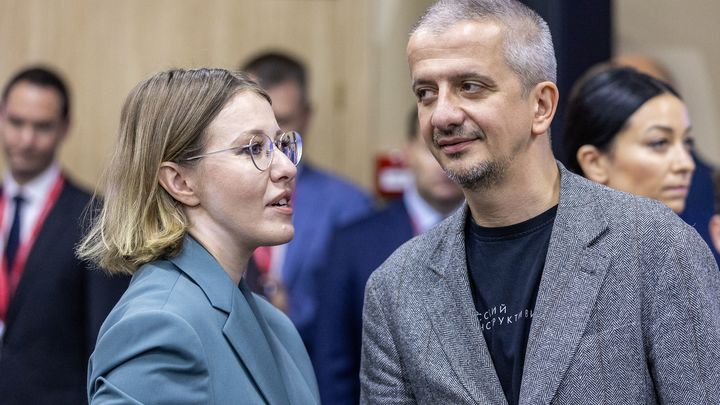 Семейной идиллии Собчак и Богомолова конец? Жена на голой вечеринке, муж на патриотической церемонии