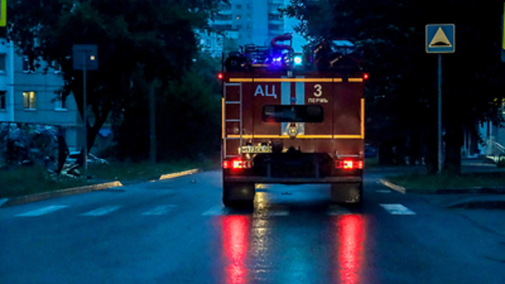 Пожар в квартирах многоэтажки Якутска: Люди спасаются от огня на подоконниках