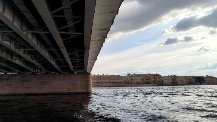 В Санкт-Петербурге затонувший ресторан Серебряный кит потерял парковку