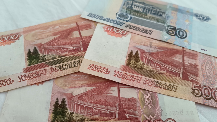 В России половина жителей не согласны работать с зарплатой меньше 50 тысяч рублей