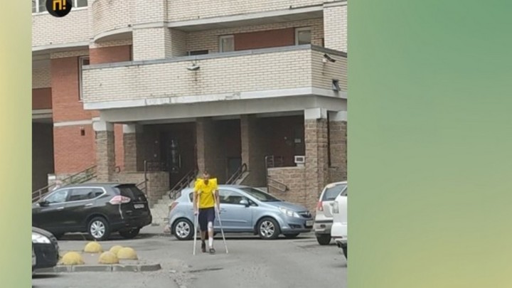 Ипотека сама себя не заплатит. Курьер со сломанной ногой приноровился доставлять еду на костылях