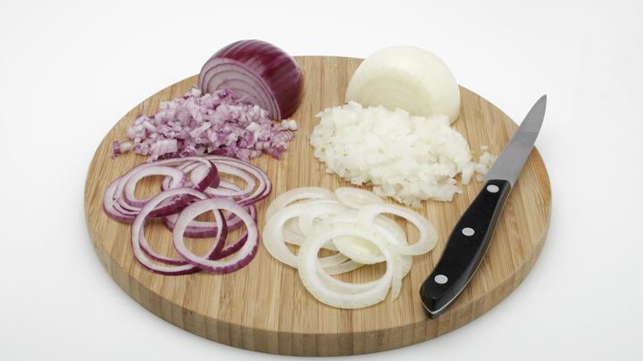 Только не плачь: Раскрыт простейший способ резать лук без слёз