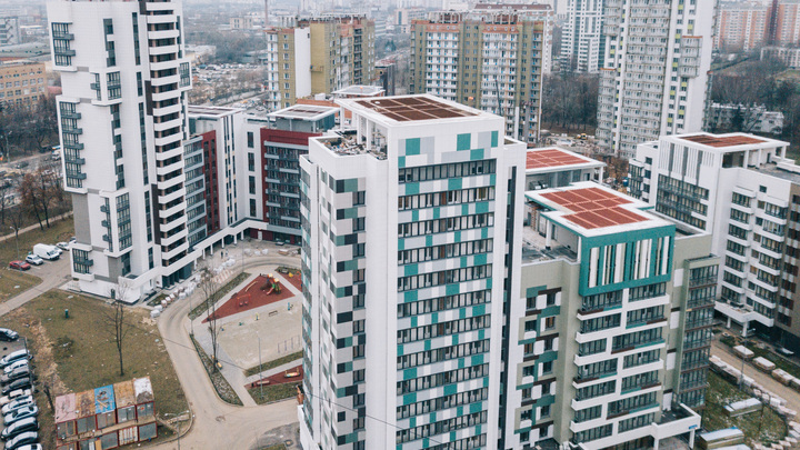 Четырехлетняя девочка пережила клиническую смерть после падения из окна в Петербурге