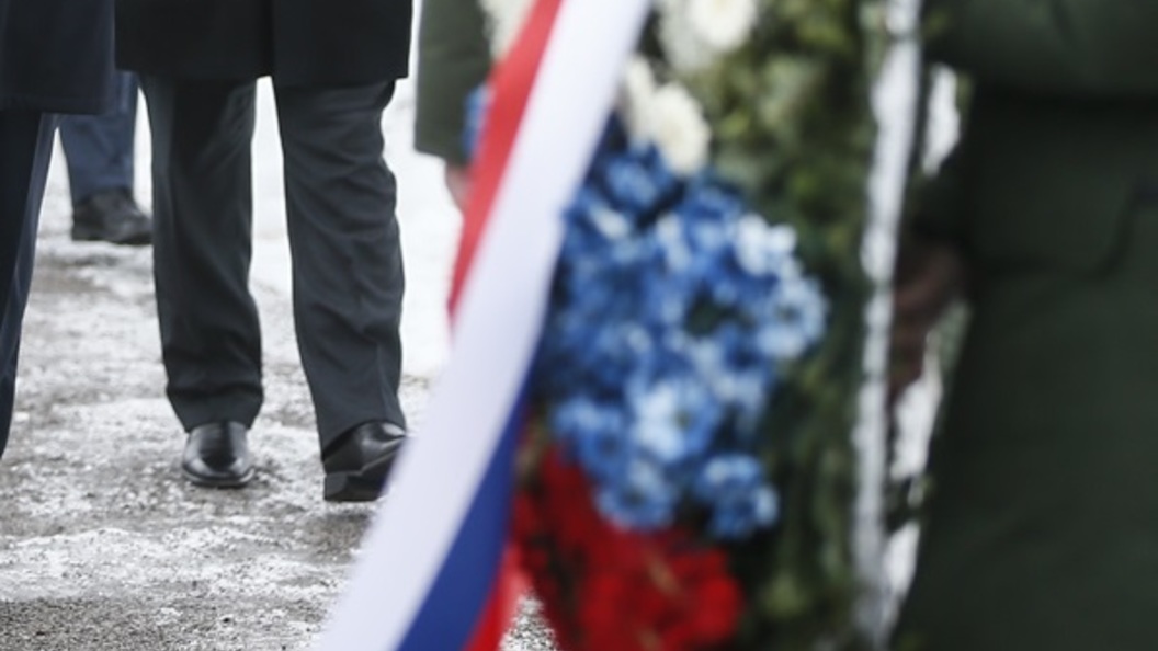 злые поступки. мальчик пялится. самые добрые поступки людей. поступки человека. позорные поступки.