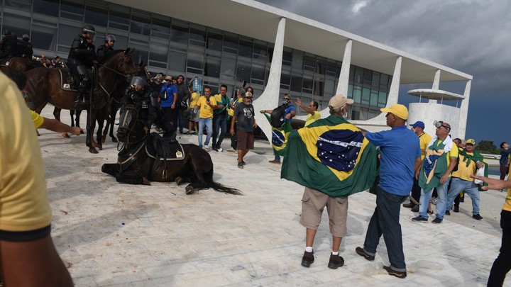 Варварские погромы: Почему протесты начались в Бразилии начались именно сейчас