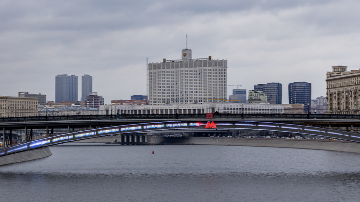 На Лужнецкой набережной машина вылетела в Москву-реку: Ехавших в ней людей пока найти не могут