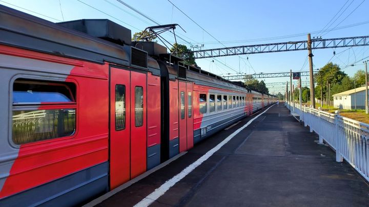 Десятилетний зацепер скончался после падения с поезда в Свердловской области