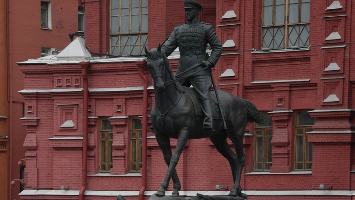 Уголовное дело завели на женщин, повредивших памятник Жукову на Манежной в Москве