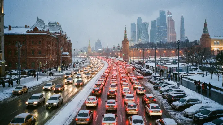 Москва застряла в 10-балльных пробках впервые за год