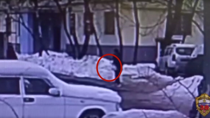 В Москве сотрудник полиции перехватил мошенника, который обманул бабушку на 600 тысяч