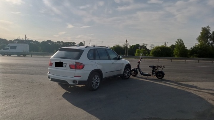 В Тольятти мужчина на электросамокате врезался в BMW и попал в больницу
