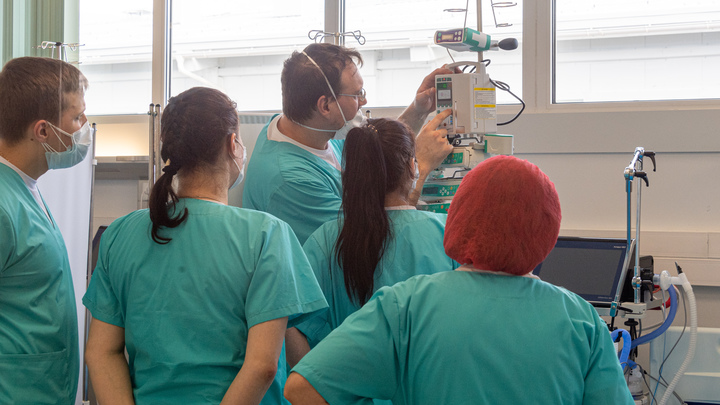 Выигрываем не всегда: Мясников объяснил совпадение пика смертности и плато