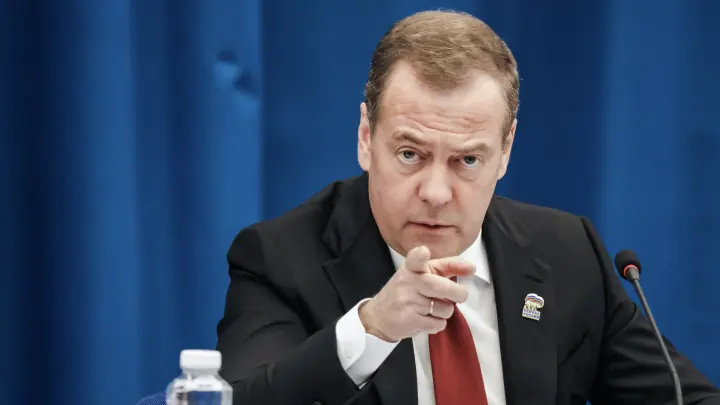 Мимо проплывает труп Евросоюза: А Медведев был прав во всём. Намёк засчитан