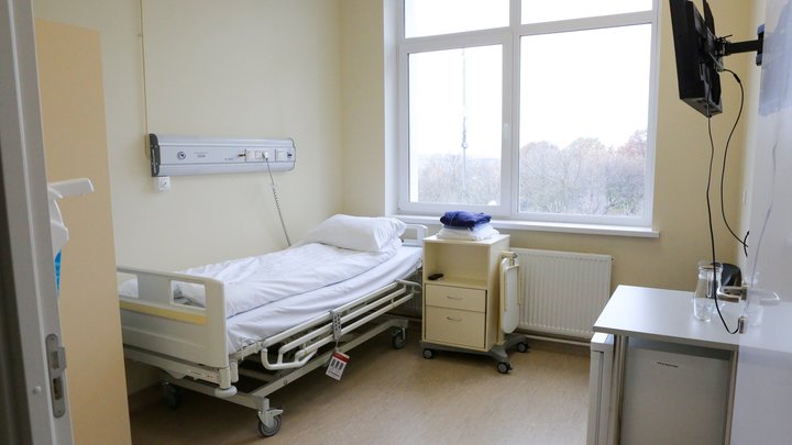 Не могут даже сходить в туалет: Медики добровольно заточили себя в больнице до последнего больного