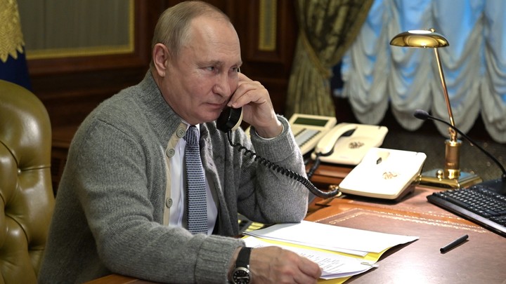Шутка от Путина: Президент России попросил западные СМИ уточнить время нападения на Украину