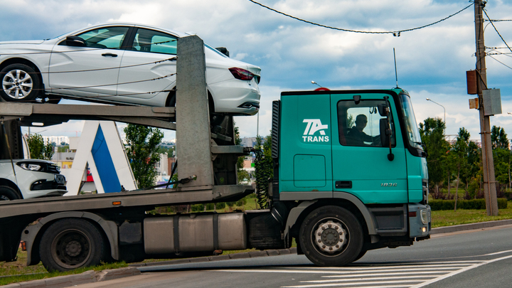 Из-за проблем с доставкой автомобилей в салоны автопроизводители обратились за помощью к властям