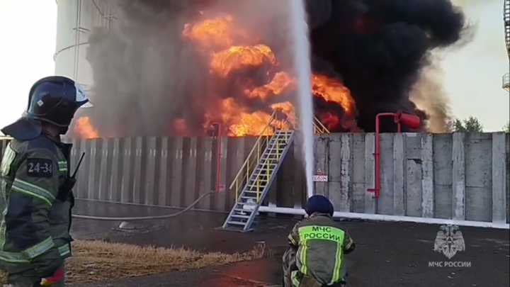 Стала известна площадь пожара на нефтебазе в Азове после атаки беспилотников ВСУ