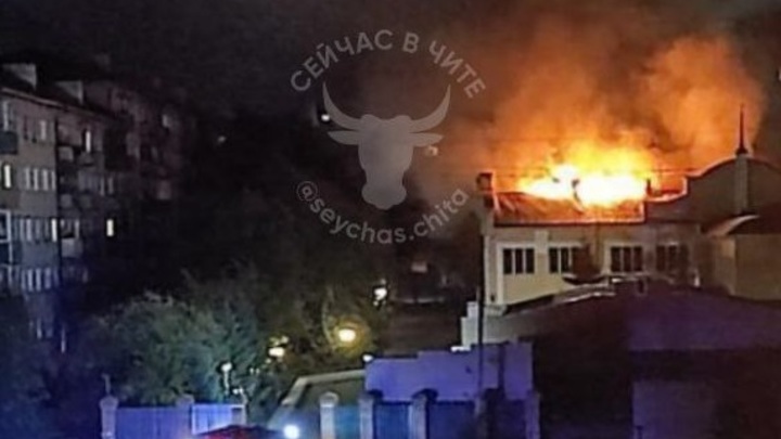 В Чите ночью горела крыша здания Забайкальской железной дороги