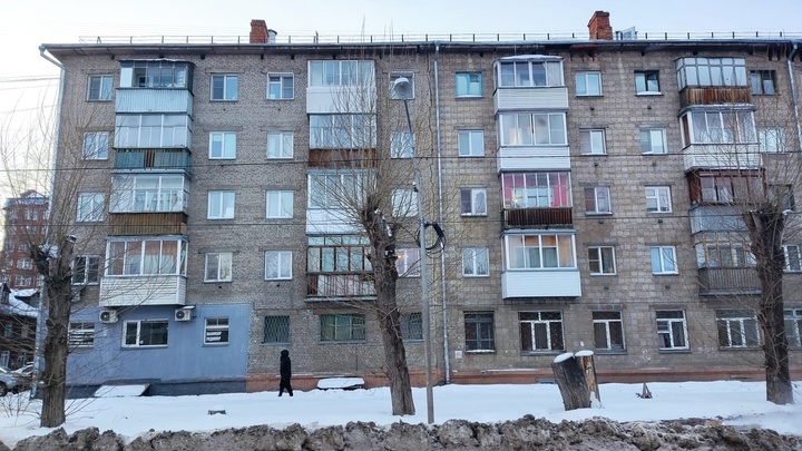 Кипяток хлестал из подвала: Жильцы рассказали о трещине в доме на Римского-Корсакова