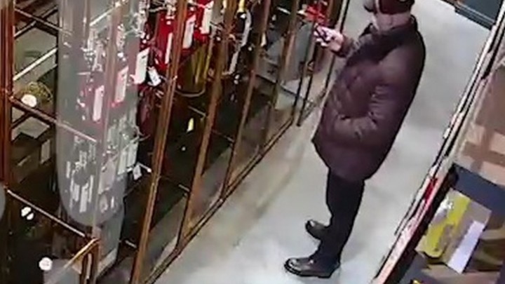 Ты не ты, когда выпьешь: из магазина в Петербурге украли бутылку элитного коньяка за 140 тысяч