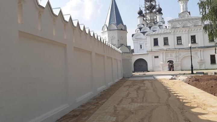 В Муроме к Дню Петра и Февронии отремонтировали рухнувшую два года назад стену монастыря