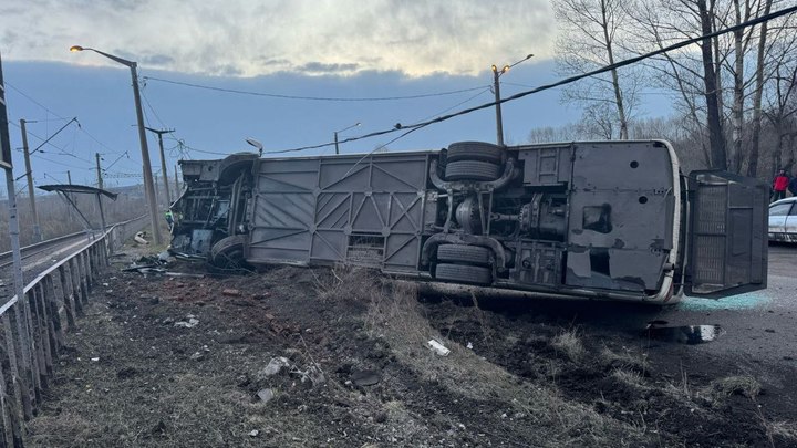 Автобус с 20 пассажирами перевернулся в Новокузнецке