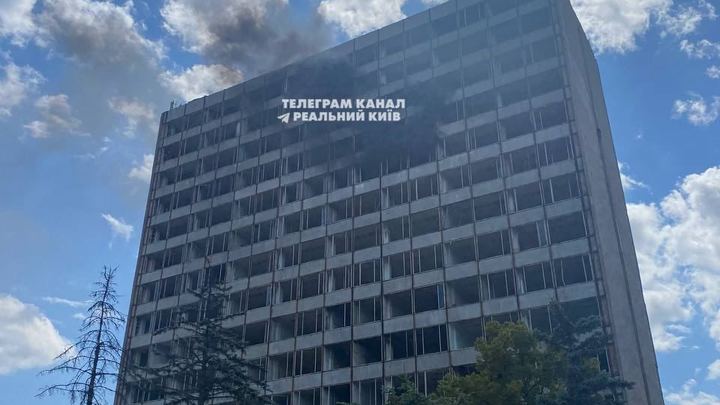 В Киеве горит здание бывшего завода Электронмаш